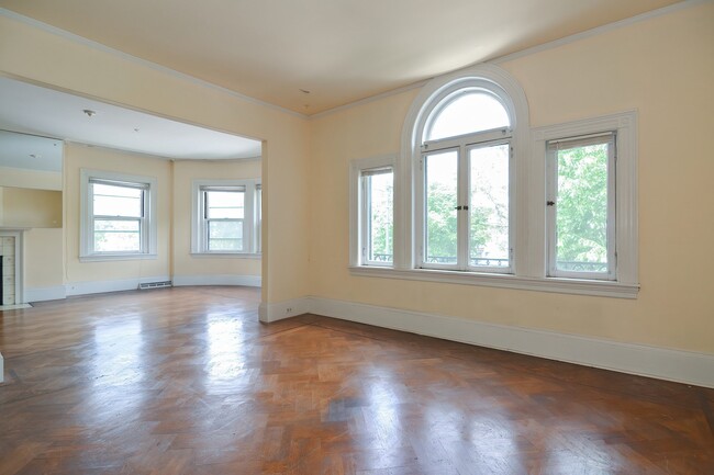 923 Beacon St, Unit 1 in Boston, MA - Building Photo - Building Photo