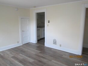 1085 Broad St in Meriden, CT - Building Photo - Building Photo