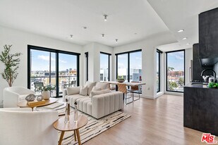 10700 Tabor St in Los Angeles, CA - Building Photo