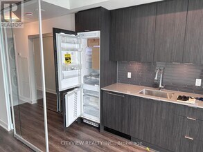 430 Square One Dr in Mississauga, ON - Building Photo - Building Photo