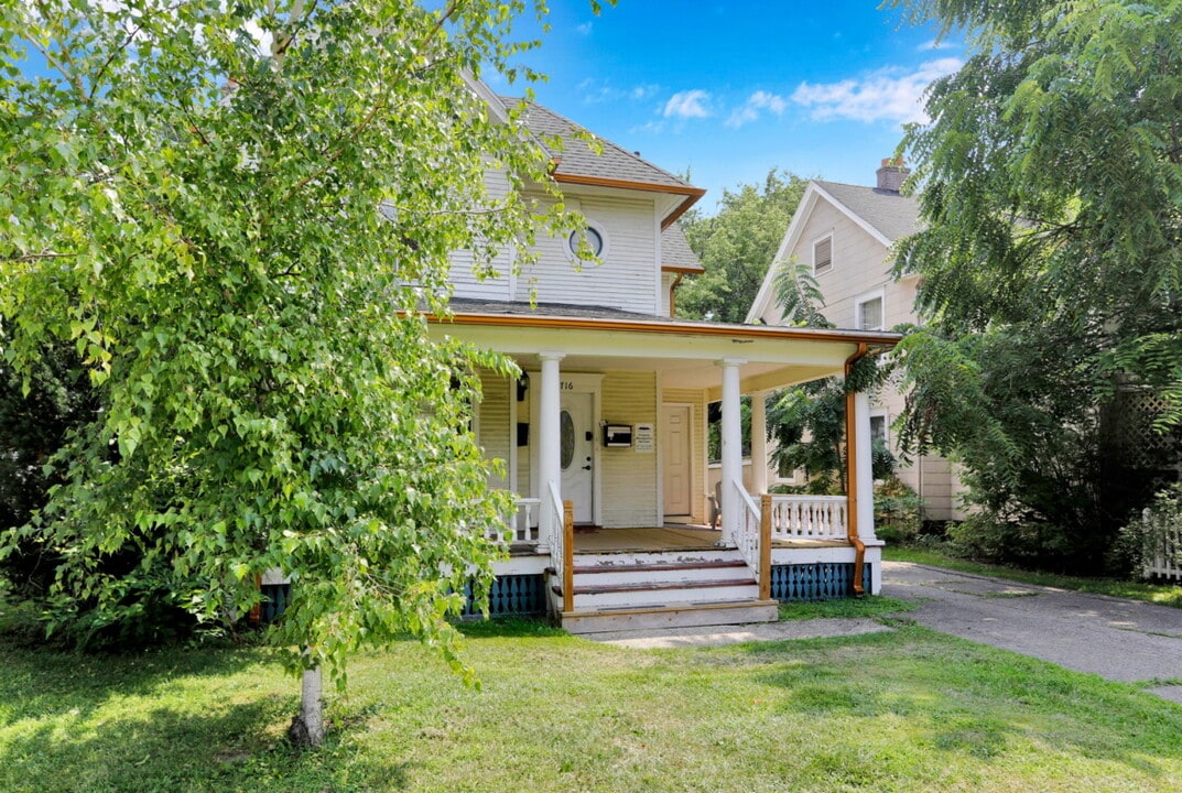716 N Walnut St, Unit 1 in Lansing, MI - Foto de edificio