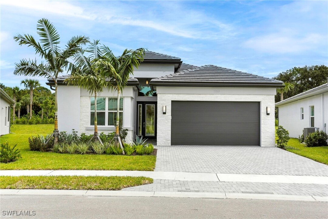 12389 Dahlia Ct in Naples, FL - Building Photo