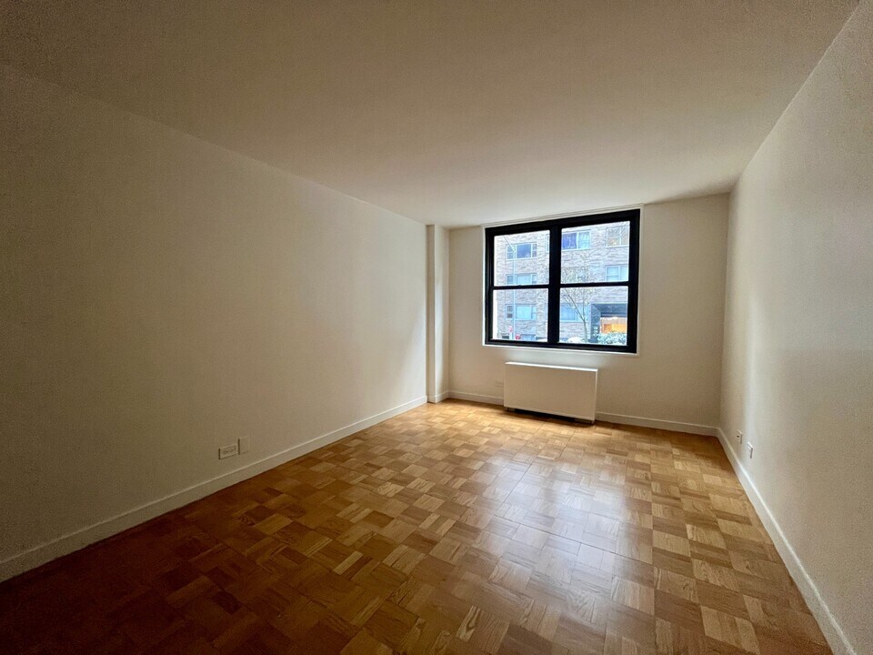 333 E 49th St in New York, NY - Building Photo