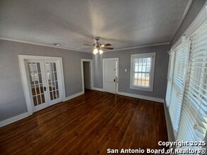 214 Funston Pl in San Antonio, TX - Foto de edificio - Building Photo
