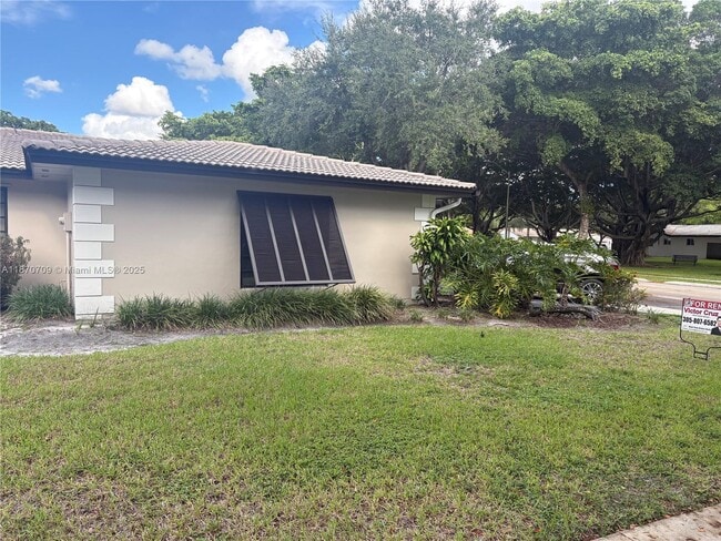 15461 Turnbull Dr in Hialeah, FL - Building Photo - Building Photo