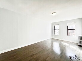 24 Thayer St in New York, NY - Building Photo