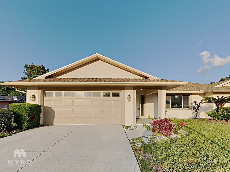 8211 Timber Lake Ln in Sarasota, FL - Foto de edificio