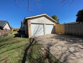 1338 Greenbriar Ln in Lancaster, TX - Foto de edificio - Building Photo