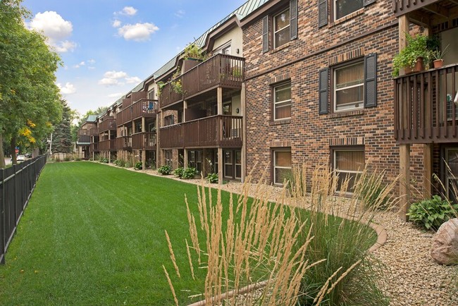 Uptown Plaza in Minneapolis, MN - Foto de edificio - Building Photo