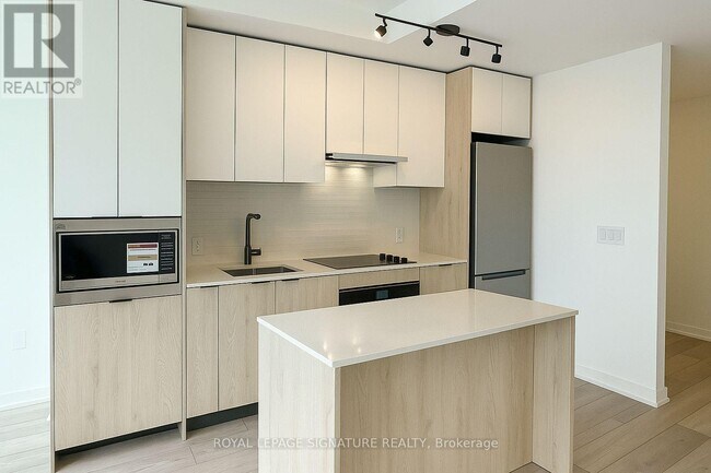 1007 The Queensway in Toronto, ON - Building Photo - Building Photo