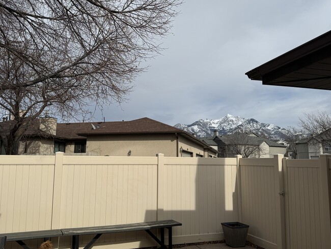 8956 S Golden Field Way, Unit Sandy Condo in Sandy, UT - Foto de edificio - Building Photo