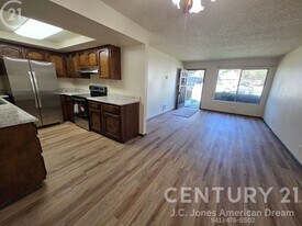 809 NW C St in Grants Pass, OR - Building Photo