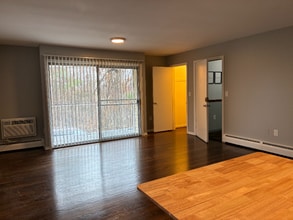 271 Main St in Farmington, CT - Foto de edificio - Building Photo