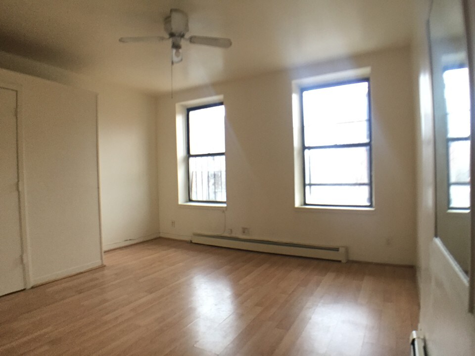 52 W 125th St in New York, NY - Building Photo