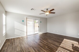 12438 W Willow Ave in El Mirage, AZ - Foto de edificio - Building Photo