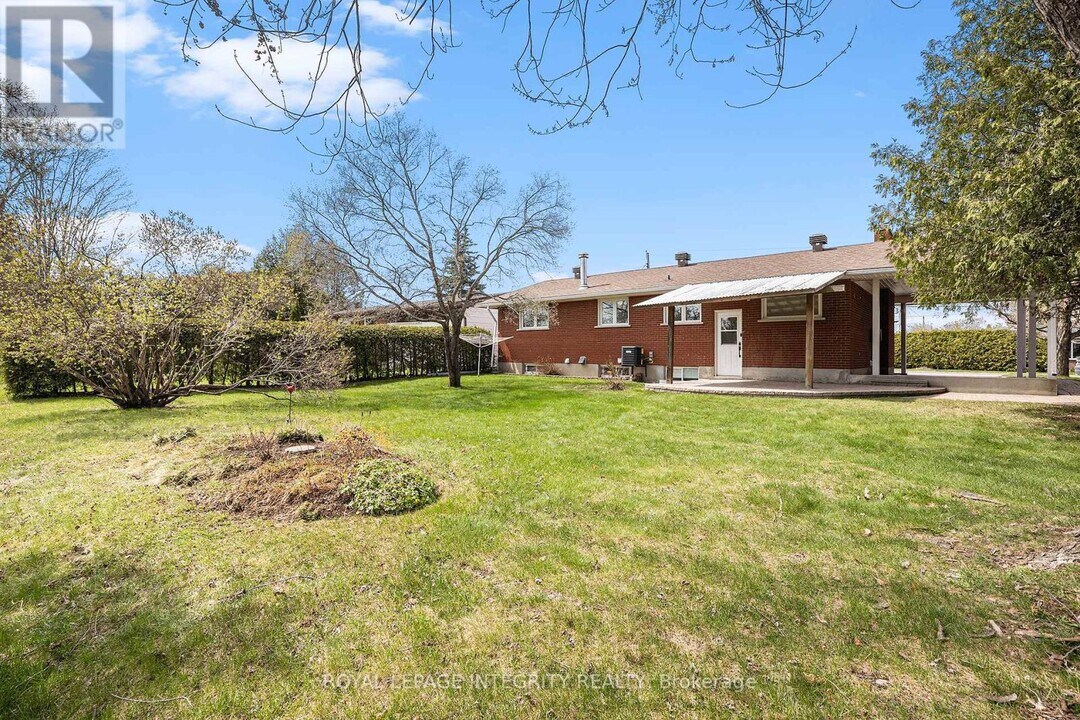 19 Sherry Ln in Ottawa, ON - Building Photo