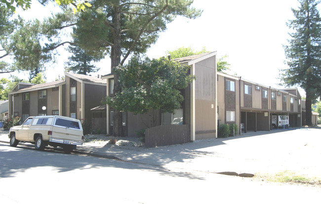 1135 Slater St in Santa Rosa, CA - Foto de edificio - Building Photo