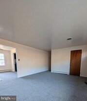 8105 Devlin Rd in Linton Hall, VA - Building Photo