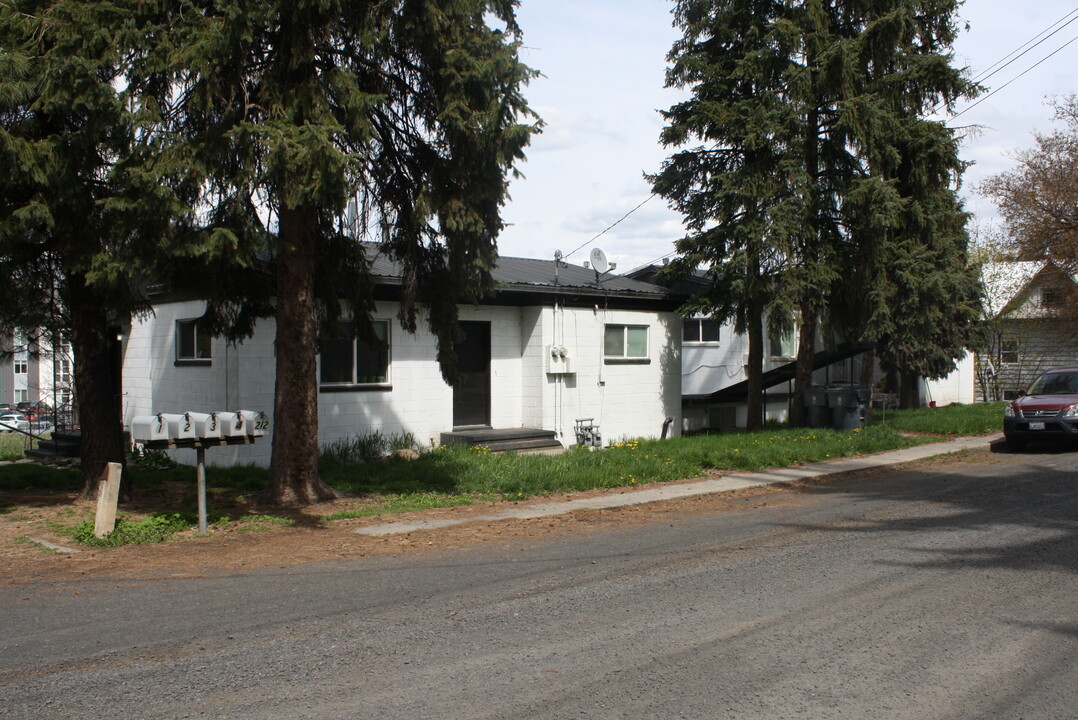 202 E Henley St in Moscow, ID - Building Photo