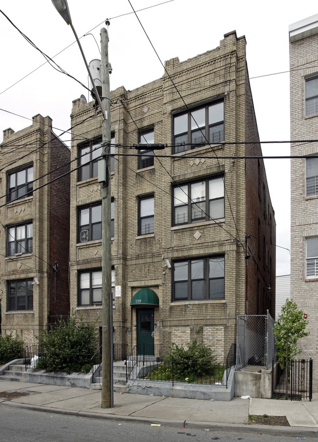 79 Bergen Ave in Jersey City, NJ - Foto de edificio - Building Photo