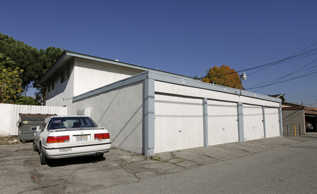 932 Pine St in Upland, CA - Foto de edificio - Building Photo