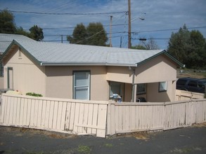 2402-2412 Court St in Redding, CA - Building Photo - Building Photo