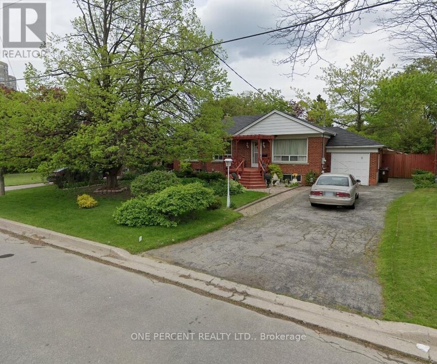 9 Kingsmere Crescent in Toronto, ON - Building Photo