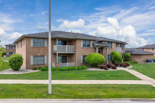 Wildwood Court Condominiums in Highland, IN - Foto de edificio - Building Photo