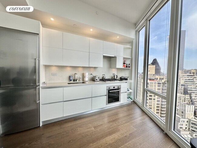 222 E 44th St in New York, NY - Building Photo - Building Photo