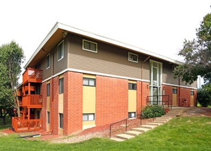The Pointe on Fleur Apartments in Des Moines, IA - Building Photo - Building Photo