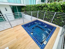 300 Sunny Isles Blvd, Unit 5 in Sunny Isles Beach, FL - Building Photo