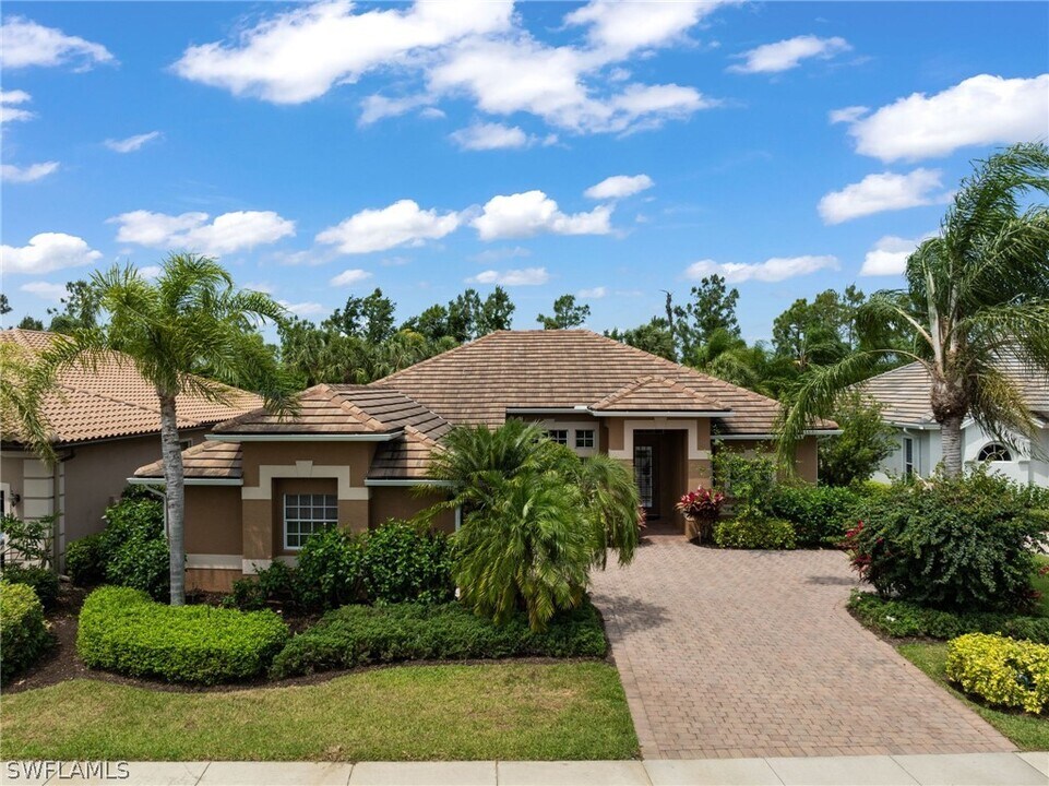8888 Mustang Island Cir in Naples, FL - Foto de edificio