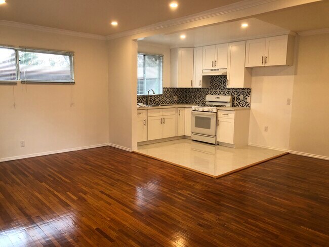 14228 Erwin St photo'