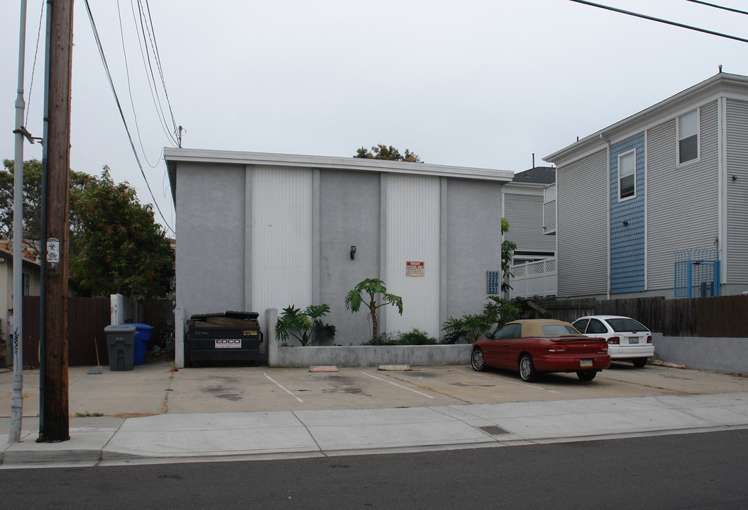 225-231 Dahlia Ave in Imperial Beach, CA - Building Photo