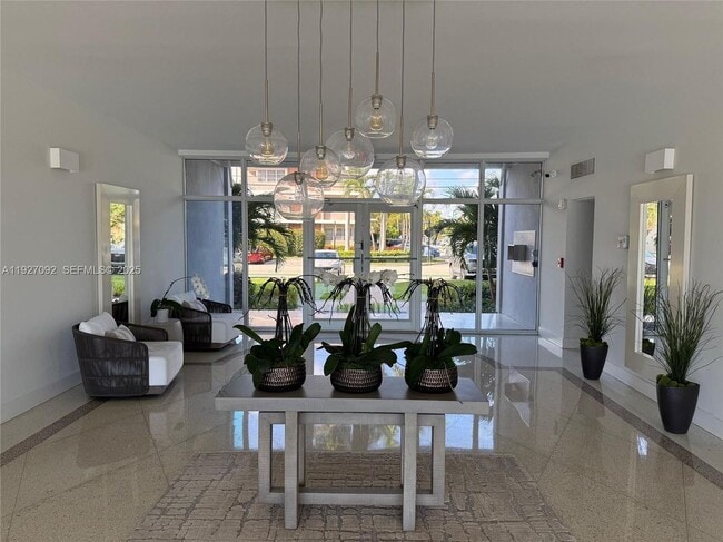 9381 E Bay Harbor Dr in Bay Harbor Islands, FL - Foto de edificio - Building Photo