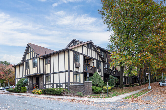 Foxwood Square Condos in Staten Island, NY - Foto de edificio - Building Photo