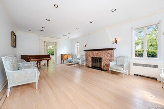 1 Parkside Dr in Great Neck, NY - Building Photo - Building Photo