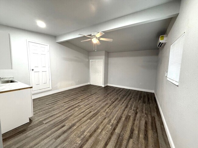 910 25th St E-Unit -Unit B in Bradenton, FL - Building Photo - Building Photo