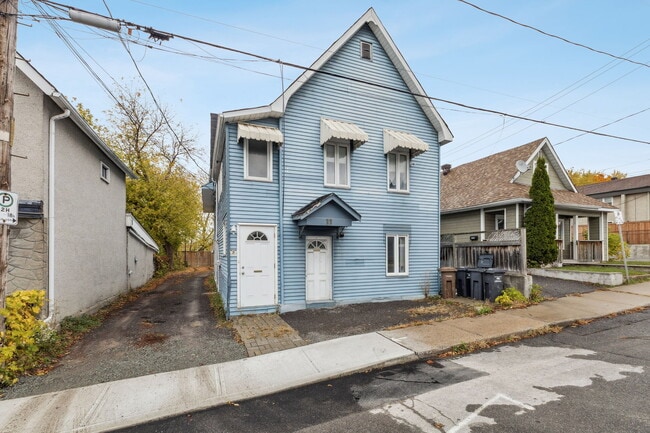 property at 11 Charlevoix Rue