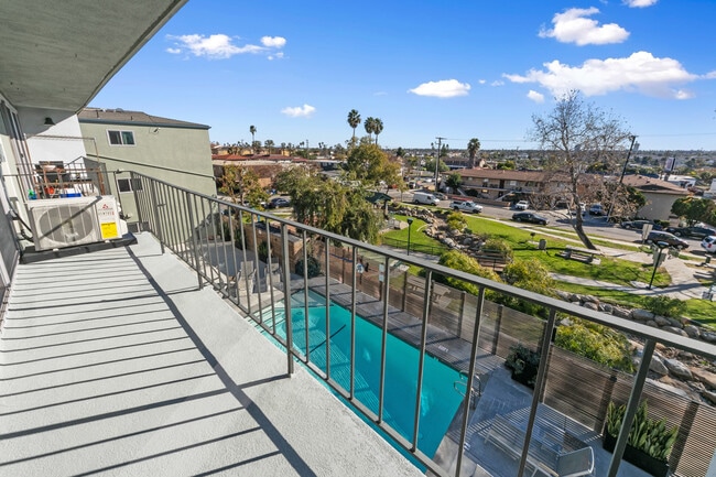 Skyview Apartments in Signal Hill, CA - Building Photo - Building Photo