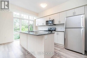 18 Whitaker Wy in Whitchurch-Stouffville, ON - Building Photo - Building Photo