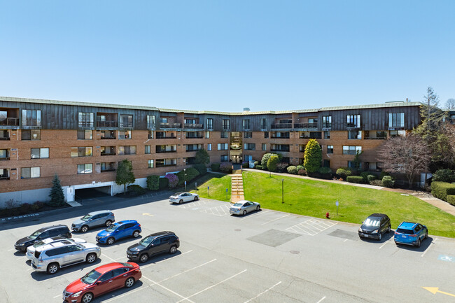 Crown Pointe Condominiums in Swampscott, MA - Foto de edificio - Building Photo