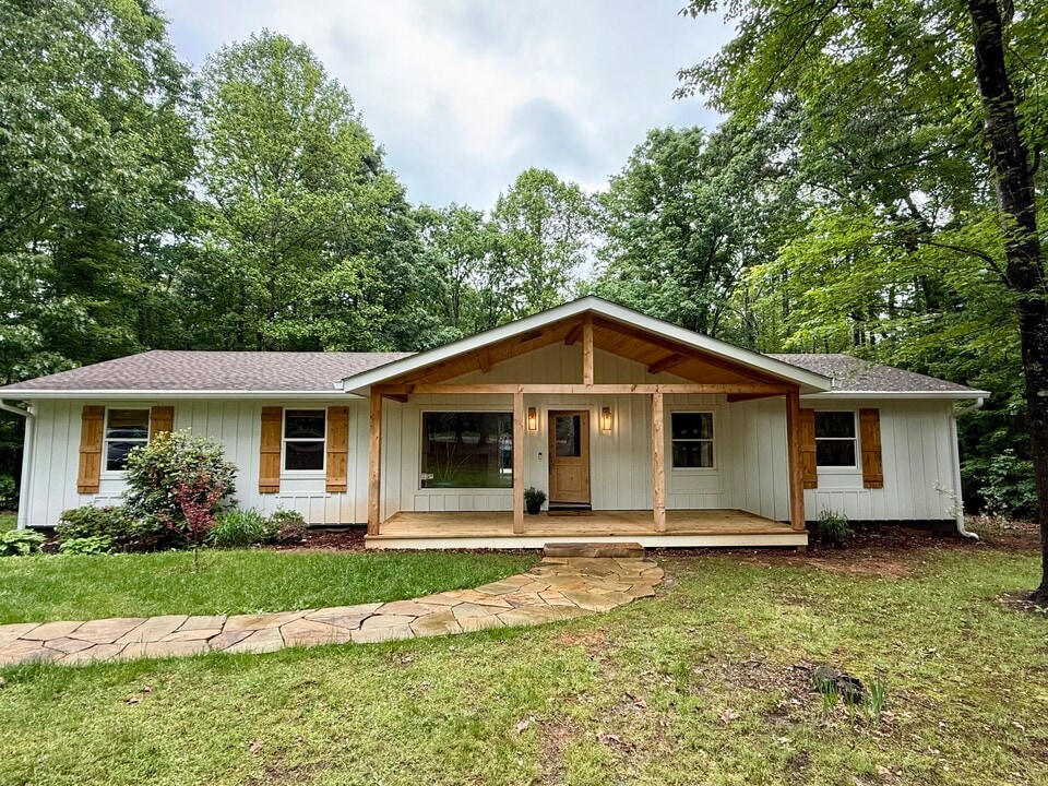 2389 N Boston Rd in Troy, VA - Building Photo