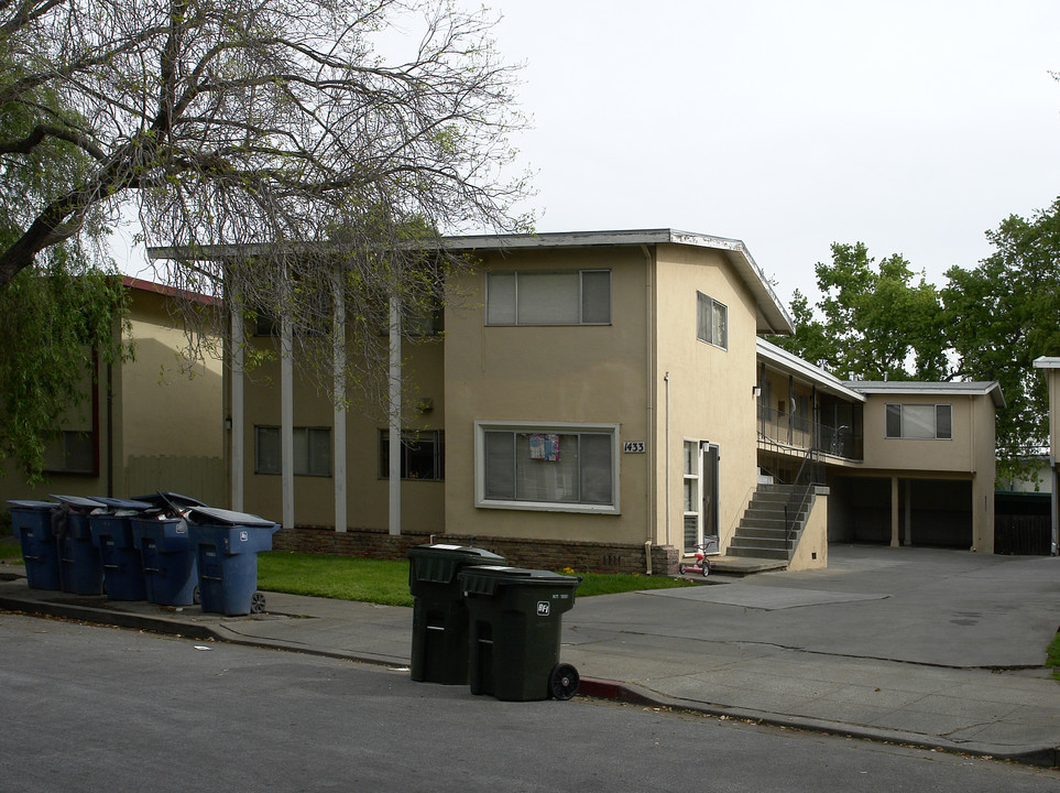 1433 Ebener St in Redwood City, CA - Building Photo