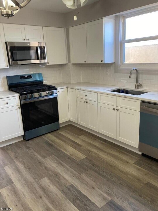 9 Enoch St in East Rutherford, NJ - Building Photo