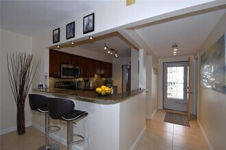 400 Golden Isles Dr in Hallandale Beach, FL - Foto de edificio - Building Photo