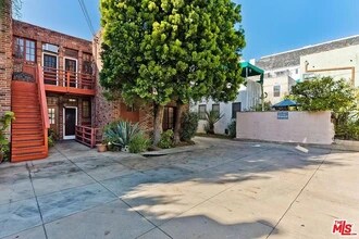 1260 N Flores St, Unit 1 in West Hollywood, CA - Foto de edificio - Building Photo