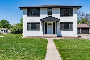 2081 Hillview Rd in Mounds View, MN - Building Photo