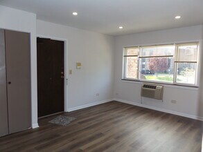 710 W Huntington Commons Rd in Mount Prospect, IL - Building Photo - Building Photo