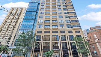 101 W Superior St in Chicago, IL - Building Photo